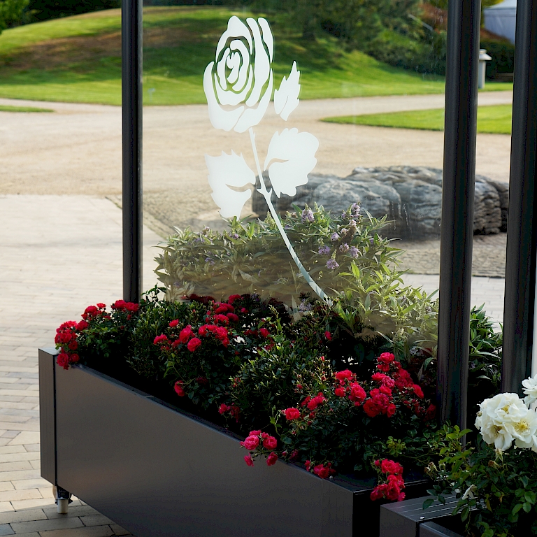 Windschutz Flower-Line von Hoklartherm auch mit klappbarer Sitzbank und schönen Glasmotiven erhältlich