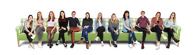 Harries Plantdesign – Gruppenfoto auf dem langen Sofa